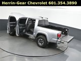 Used 2017 Toyota Tacoma TRD Off-Road image 2
