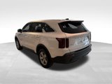 Used 2022 Kia Sorento LX image 2
