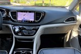 Used 2023 Chrysler Pacifica Limited image 6