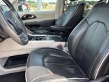 Used 2023 Chrysler Pacifica Limited image 4