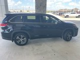 Used 2017 Toyota Highlander LE image 2