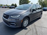 Used 2023 Chrysler Pacifica Touring-L image 2