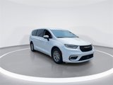 Used 2023 Chrysler Pacifica Touring-L image 2