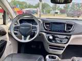 Used 2017 Chrysler Pacifica Limited image 3