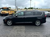 Used 2017 Chrysler Pacifica Limited image 5