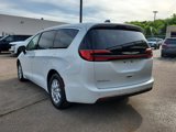 Used 2023 Chrysler Pacifica Touring-L image 4