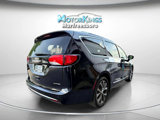 Used 2017 Chrysler Pacifica Limited image 5