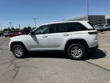 Used 2023 Jeep Grand Cherokee Laredo image 2