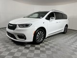 Used 2021 Chrysler Pacifica Limited w/ Uconnect Theater Family Group image 3