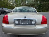 Used 2010 Lincoln Town Car Signature Limited image 4