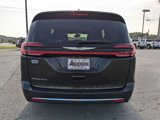 Used 2022 Chrysler Pacifica Touring-L image 5