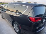 Used 2017 Chrysler Pacifica Limited image 4
