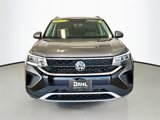 Used 2022 Volkswagen Taos SE w/ Panoramic Sunroof Package image 2