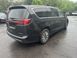 Used 2023 Chrysler Pacifica Touring-L image 3