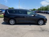 Used 2023 Chrysler Pacifica Touring-L image 2