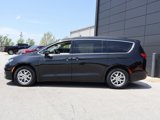 Used 2022 Chrysler Pacifica Touring-L image 2
