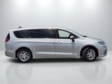 Used 2023 Chrysler Pacifica Touring-L image 4