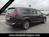 Used 2024 Chrysler Pacifica Select image 4