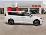Used 2022 Chrysler Pacifica Touring-L w/ Uconnect Theater Family Group image 2