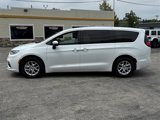 Used 2023 Chrysler Pacifica Touring-L image 4