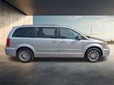 Used 2016 Chrysler Town & Country Touring-L image 3