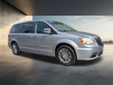Used 2016 Chrysler Town & Country Touring-L image 2