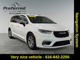 Used 2023 Chrysler Pacifica Limited image 3