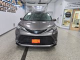 Used 2022 Toyota Sienna XLE image 2