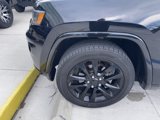 Used 2017 Jeep Grand Cherokee Altitude image 4