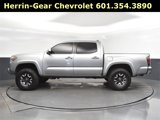 Used 2017 Toyota Tacoma TRD Off-Road image 4