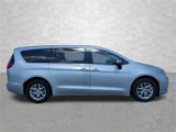 Used 2023 Chrysler Pacifica Touring-L image 3
