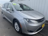 Used 2020 Chrysler Pacifica Touring-L image 3