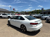 Used 2022 Volkswagen Passat 2.0T R-Line image 4