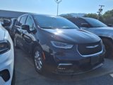 Used 2023 Chrysler Pacifica Touring-L image 2