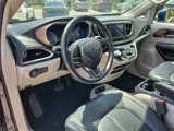 Used 2018 Chrysler Pacifica Touring-L image 3