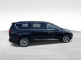 Used 2021 Chrysler Pacifica Limited w/ Uconnect Theater Family Group image 4