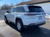 Used 2023 Jeep Grand Cherokee Laredo image 3