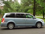 Used 2016 Chrysler Town & Country Touring w/ Driver Convenience Group image 2