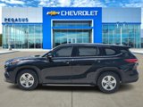 Used 2022 Toyota Highlander LE image 3