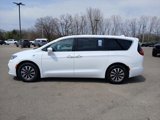 Certified 2022 Chrysler Pacifica Touring-L w/ Uconnect Theater Family Group image 4