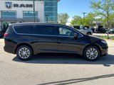 New 2025 Chrysler Pacifica Select image 4