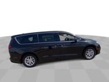 Used 2023 Chrysler Pacifica Touring-L image 2