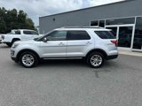 Used 2017 Ford Explorer XLT image 2