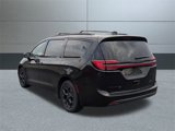 Used 2024 Chrysler Pacifica Premium image 4
