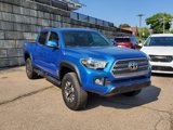 Used 2017 Toyota Tacoma TRD Off-Road image 2