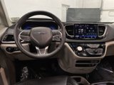 Used 2022 Chrysler Pacifica Touring-L image 5