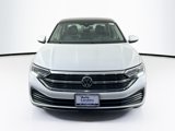 Used 2022 Volkswagen Jetta SE image 2