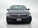 Used 2022 Volkswagen Jetta SE image 2