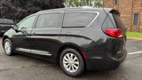 Used 2019 Chrysler Pacifica Touring-L image 3
