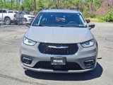 Used 2022 Chrysler Pacifica Touring-L image 2